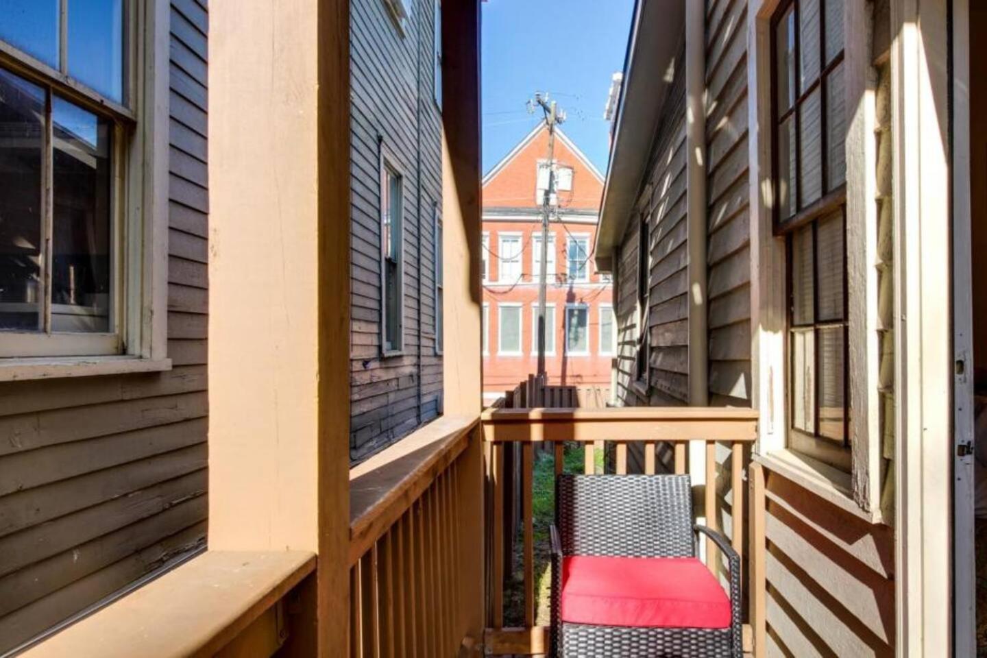 Apartment Downstairs 2bd, Downtown Savannah